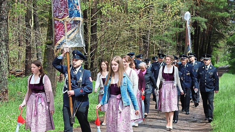 Mit der Kapelle Kerscher ziehen Fest- und Patenverein in den Einsiedlerweg zur Firma Waldfrüchte Niklas.