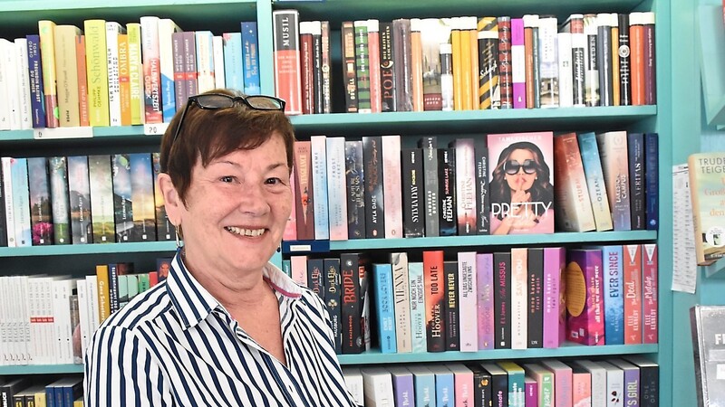 Die Buchhändlerin Christina Koj zeigt einen "Tik-Tok-Bestseller".
