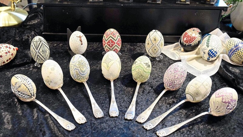 Die Eier-Kunstwerke von Dorothea Becker stießen auf Bewunderung. Für jedes einzelne Ei braucht die Künstlerin 15 Stunden.