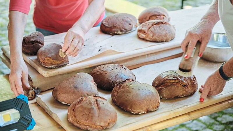 Im Obstlehrgarten in Ascha kann mit dem Brotbackofen auch Brot gebacken werden.
