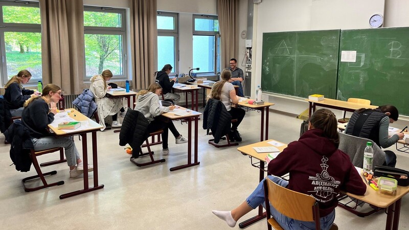 Für acht Abiturientinnen begannen die Prüfungen am Montag mit Französisch.