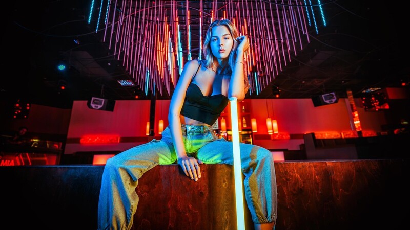 Dieser Schnappschuss stammt von einem der vergangenen Shootings von Fotografin Lisa Brunner im Mia Nightclub. Model Anna Robl präsentiert Styles vom Modehaus Frey, im Hintergrund leuchten Neonlichter von der Decke.