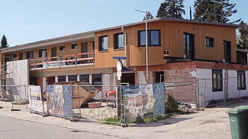 Das ehemalige Werkstattgebäude an der Herrnfeldener Straße wird zum Mehrfamilienhaus umgebaut. Wie es heißt, werde später weder dieses Gebäude noch das Rückgebäude zur Asylbewerberunterkunft.