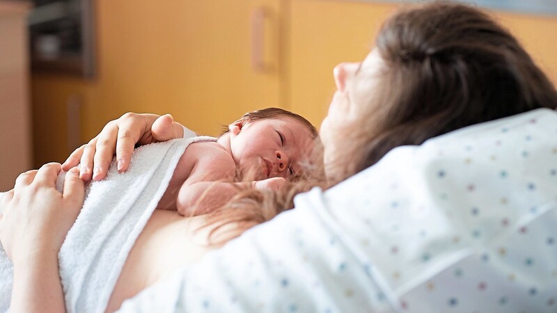 Schutz, Wärme, Liebe und Zuwendung: Direkt nach der Geburt liegt das Baby im Kontakt zur Mutter.  Fotos:
