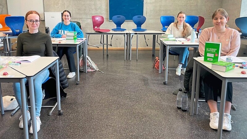 Vier Bruckner-Abiturientinnen "très heureux" (sehr glücklich) nach der ersten Prüfung, die gestern in Französisch stattgefunden hat.