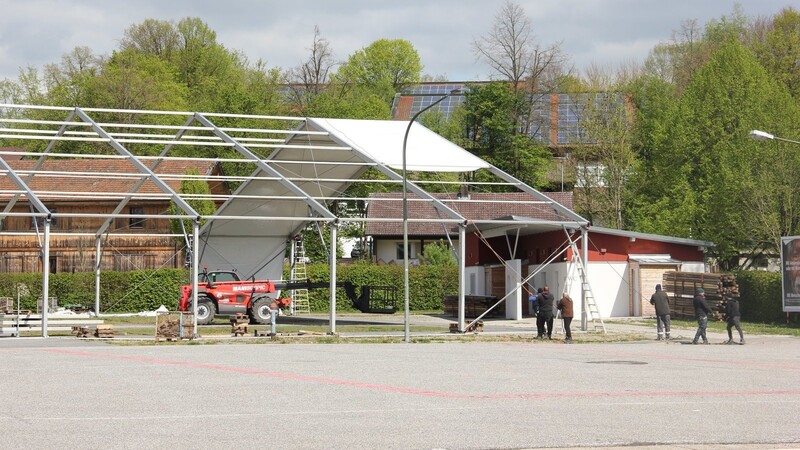 Am Montag ist das Zelt für das Pfingstvolksfest mit Planen bedeckt worden.