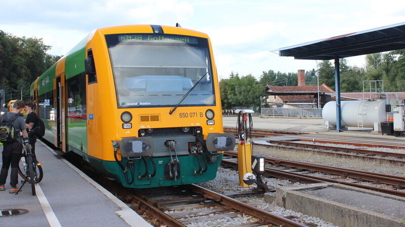 Die Waldbahn am Bahnhof Viechtach. Ab 2025 soll sie im Regelbetrieb verkehren, die Zustimmung des Landtags vorausgesetzt.
