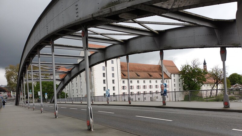 Noch ziemlich übersichtlich und mit reichlich Platz für Mitbewerber: Die ersten Plakate zur Europawahl hängen an den bei Wahlkämpfern beliebten Pfeilern der Straubinger Schloss-Brücke.