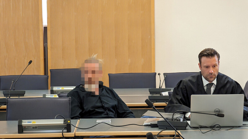 Der Angeklagte mit seinem Verteidiger Philipp Janson wollte sich am ersten Verhandlungstag nicht zu den Vorwürfen gegen ihn äußern.