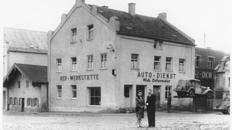 Firmengründer Michael Ostermaier mit seiner Frau Elisabeth vor dem Gebäude an der Landshuter Straße um Jahr 1936.