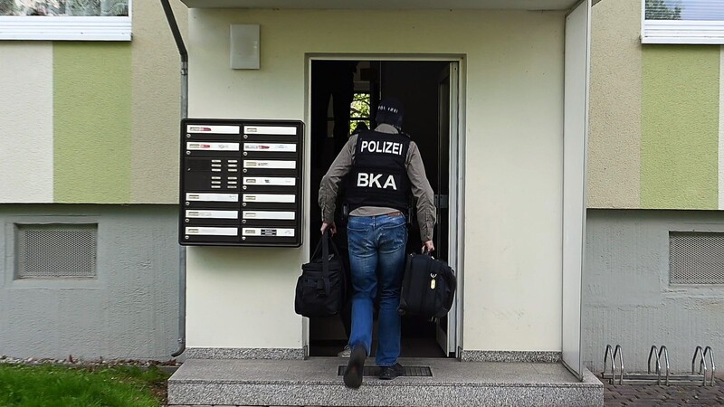Polizisten vom Bundeskriminalamt (BKA) gehen zu einer Durchsuchung in das Treppenhaus eines Wohnhauses. Ein Mitarbeiter eines deutschen Europaabgeordneten ist in Dresden wegen des Verdachts der Spionage für China festgenommen worden.