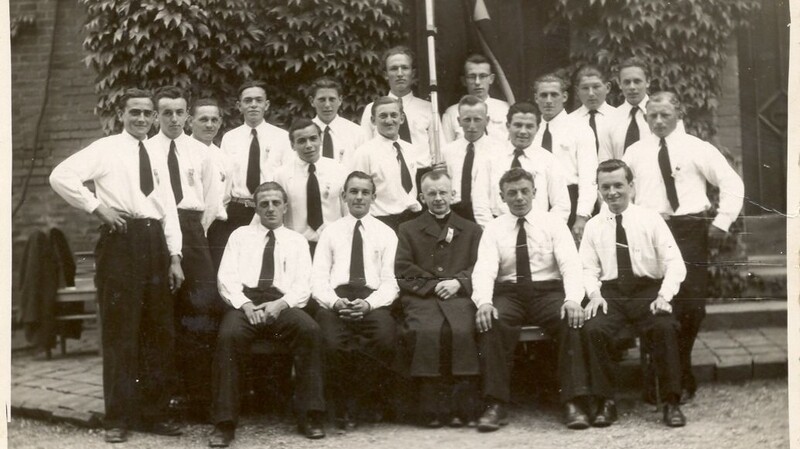 Die Wiedergründungsmitglieder der Gruppe Kolping mit dem neuen Banner 1952 (Archiv)
