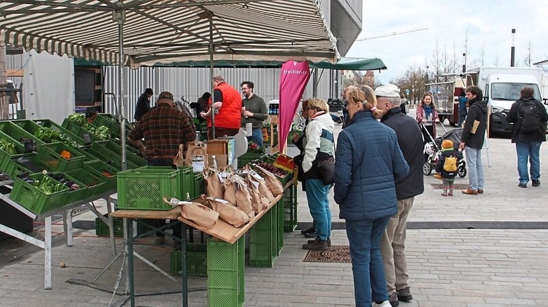 Auf dem Bio-Donaumarkt am Regensburger Donauufer bekommen Kunden alle Grundnahrungsmittel und immer ein bisschen Kultur dazu.