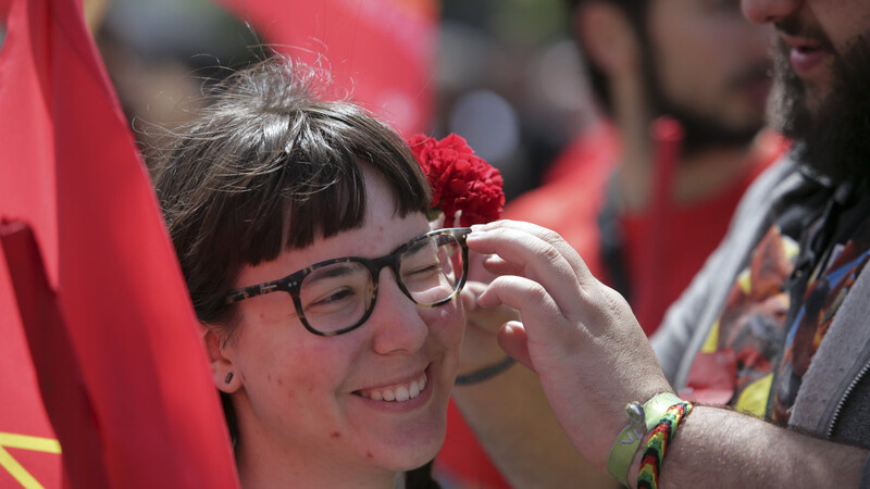 In Portugal gehen am 25. April viele Menschen auf die Straße, um an den Sturz der Diktatur zu erinnern.