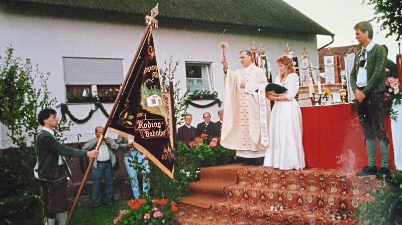 Höhepunkt: Fahnensegnung durch Stadtpfarrer Thummerer 1987.