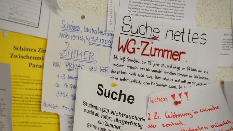 Mehrere Wohnungsgesuche hängen am Schwarzen Brett einer Universität. Die steigende Zahl an Flüchtlingen wird nach Ansicht des Deutschen Studentenwerks die Wohnungsnot auf Dauer verschärfen.