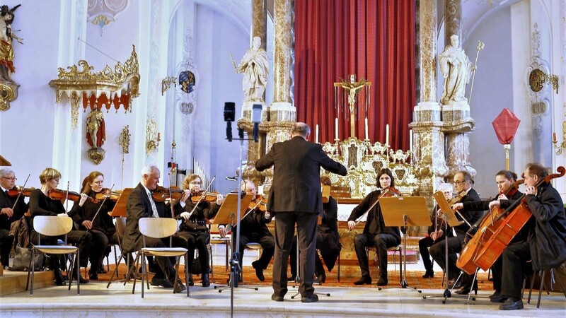 Das Kammerorchester unter der Leitung von Hermann Wellner.