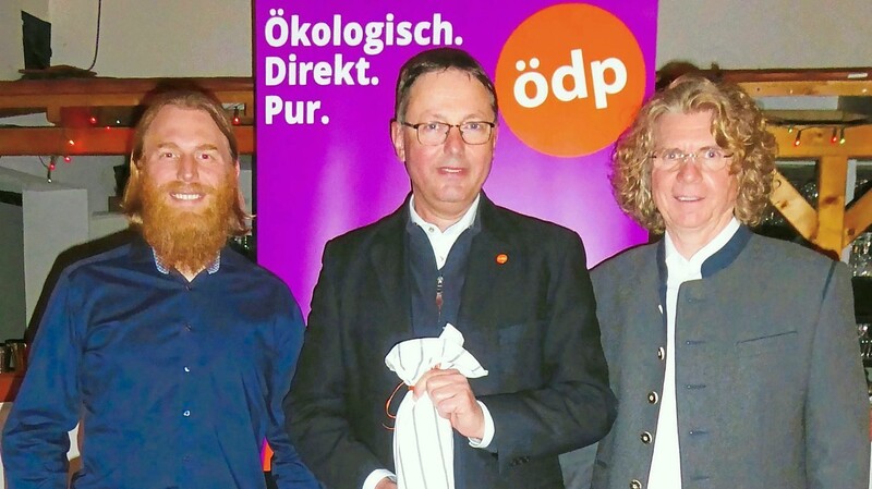 Glückwunsch und Anerkennung für den ÖDP-Spitzenkandidaten Dr. Michael Stöhr (Mitte).