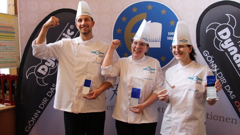 Stolze Sieger: Nico Zettner (3. Platz; v.l.), Solveig Krumm (1. Platz) und Zenobia Seifert (2. Platz)