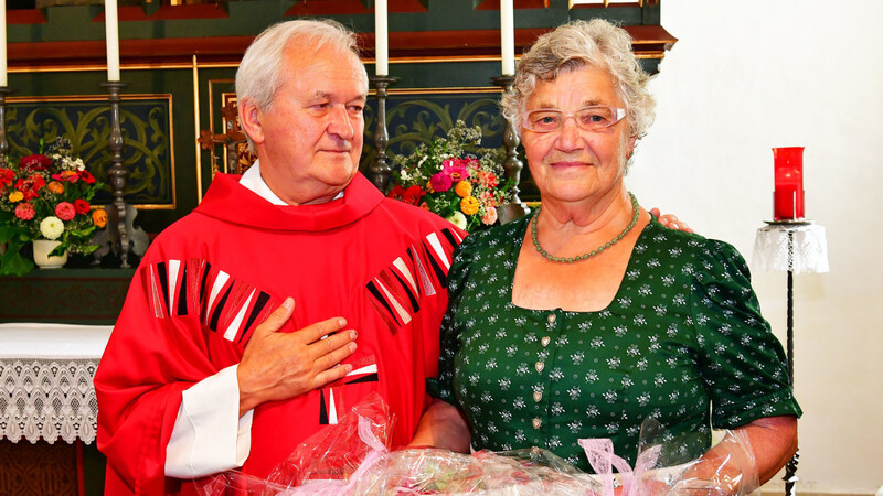 Pfarrer Julian Tokarski überreichte Anna Schröcker als symbolisches Dankeschön ein Gebinde aus Blumen und Blütenblättern mit einem Gutschein darin.