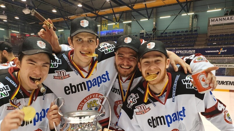 Die Spieler des EV Landshut (von links Alexander Ehl, Christian Ettwein, Marc Schmidpeter und Marco Baßler) feiern den Aufstieg und die Meisterschaft in der Oberliga.