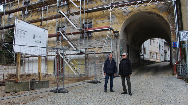 Konrad Winkler (r.), Vorsitzender der Klosterfreunde Gotteszell, und Wolfgang Achatz, 2. Vorsitzender, vor dem ehemaligen Konventgebäude in Gotteszell, das saniert und als Bürgerhaus genutzt werden soll.