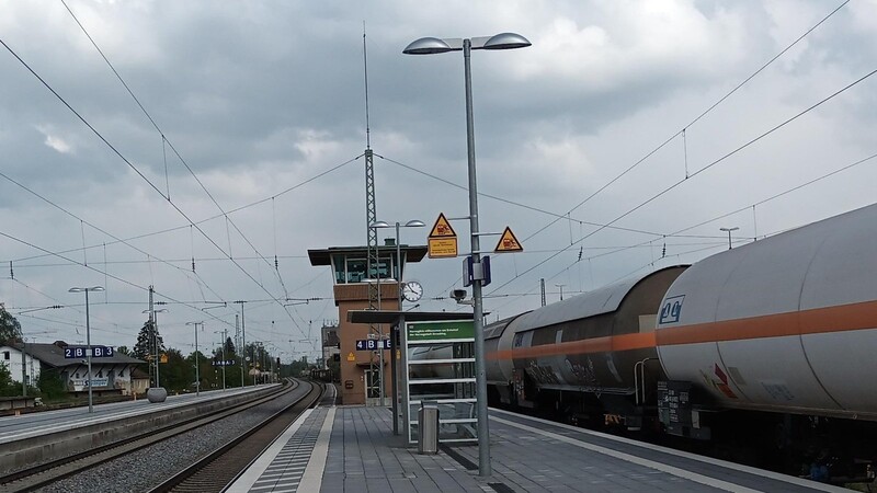 2026 droht auch im Straubinger Bahnhof ein monatelanger Stillstand, wenn die Bahnstrecke Passau-Obertraubling generalsaniert wird. Ein Hoffnungsschimmer: Das alte Stellwerk könnte dann abgebaut werden, damit wäre endlich Platz für den Halt extralanger ICE-Zuggarnituren.