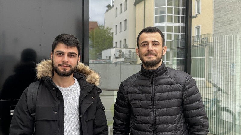 Nebal Zain Al Deen (links) und Ashraf Ghanem sind aus Syrien geflohen und nutzen die neue Bezahlkarte für Geflüchtete.