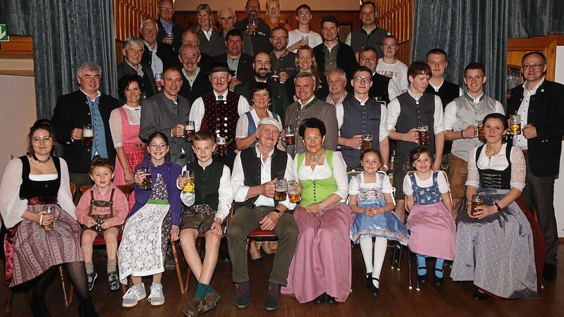 Die Ehrengäste bei der Bierprobe mit dem Schirmherrn und Landrat Peter Dreier, zusammen mit der Festwirtsfamilie Rampl.