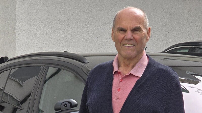 Seit über 50 Jahren ist Kurt Gmeinwieser auf den Straßen Straubings unterwegs und kennt so ziemlich jede tückische Stelle. Am heutigen Samstag wird der Fahrlehrer 80 Jahre alt.