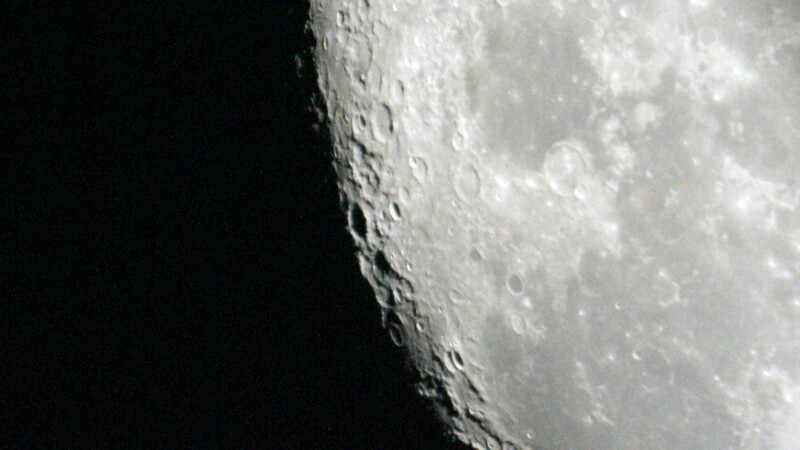 Der Blick durch das Teleskop auf die Kraterlandschaft des Mondes.