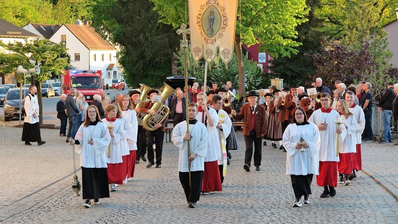 In einer Prozession zog die Gemeinde zur Steinfelskirche und zurück.