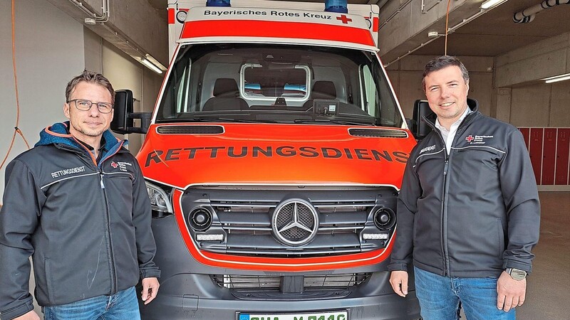 Für den Standort in Weiding hat das BRK Cham seinen zehnten öffentlich-rechtlichen Rettungswagen zur Verfügung gestellt bekommen. Am Donnerstag holten zwei Mitarbeiter von Rettungsdienstleiter Dominik Lommer (rechts) und Stellvertreter Tobias Muhr den funkelnagelneuen Mercedes im Nutzfahrzeugzentrum Augsburg der Daimler Truck AG ab.