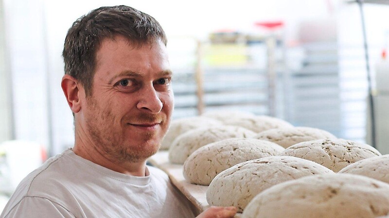 Yevhen O. ist Bäckereigehilfe bei der Rodinger Bäckerei Kraus.
