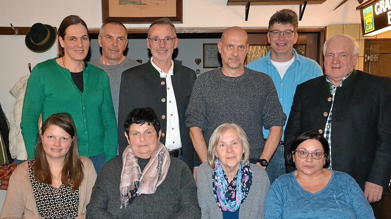 Die komplett im Amt bestätigte Führung des Mainburger Ortsverbandes der Stadt-Land-Union um ihren Vorsitzenden Winfried Stark (stehend 3. v. l.).