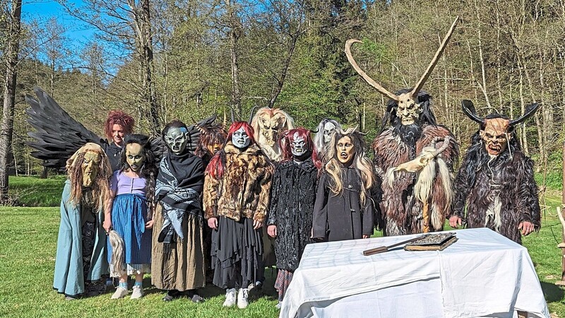 Die Hexen des Doana-Gsindl bei ihrer Probe für die Walpurgisnacht im Otterbachtal.