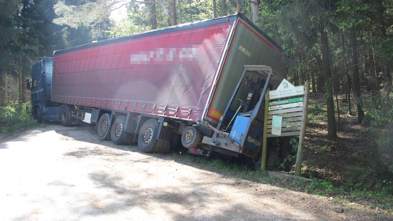 Ein Lastwagen ist beim Wenden am Rauchenberg in Traitsching in den Graben gerutscht.