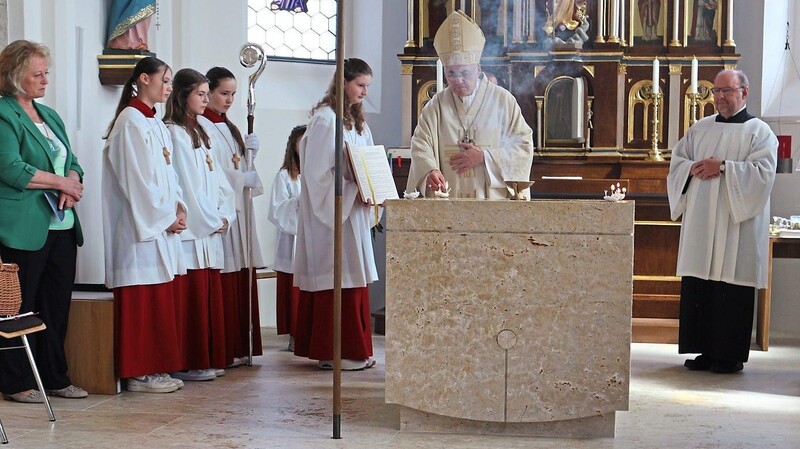 Die Altarweihe durch Bischof Voderholzer mit Weihrauch und auf dem Altartisch mit brennenden kleine Lichtern, während alle Glocken läuteten.