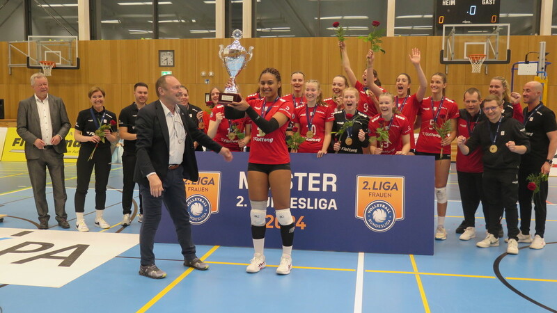 BVV-Vizepräsident Rupert Hafner überreichte den Meisterpokal an die Spielerinnen, das ganze Raben-Team jubelte mit.