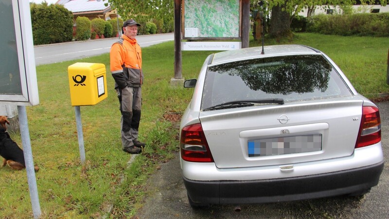 Der Wiesinger Fritz Süß neben dem seit drei Jahren auf dem Parkplatz vor den Dr. Loew'schen Einrichtungen stehenden Opel Astra.