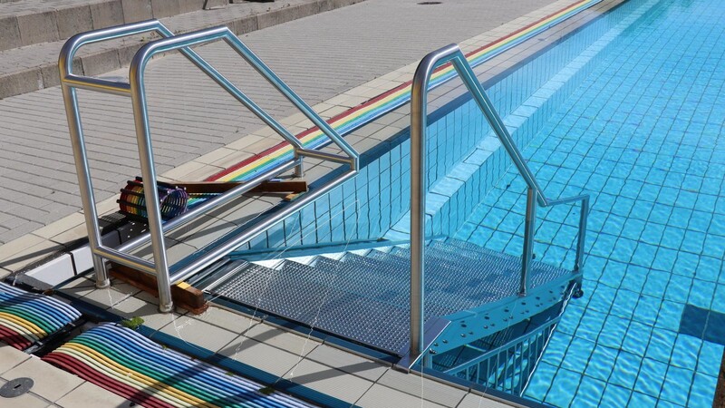 Die neue Treppe im Schwimmerbecken soll älteren Besuchern den Einstieg ins Wasser erleichtern.