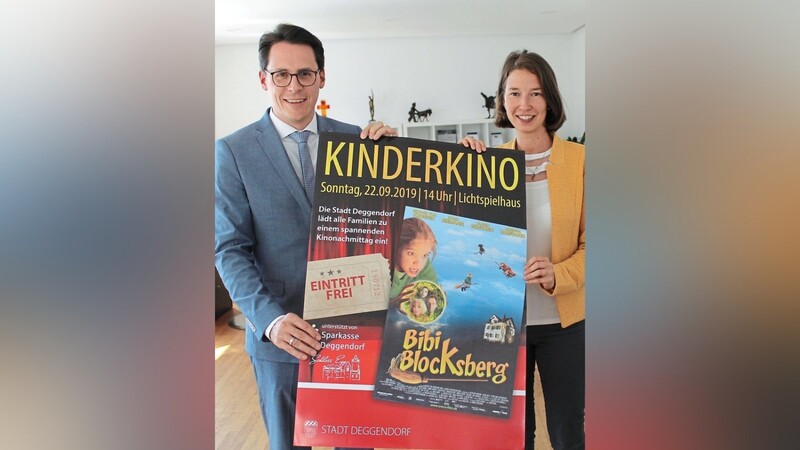 Oberbürgermeister Dr. Christian Moser und Nadia Musilek hoffen auf ein voll besetztes Lichtspielhaus bei der kostenlosen Sondervorführung von "Bibi Blocksberg." Der Film wurde zum Teil auf Schloss Egg gedreht.