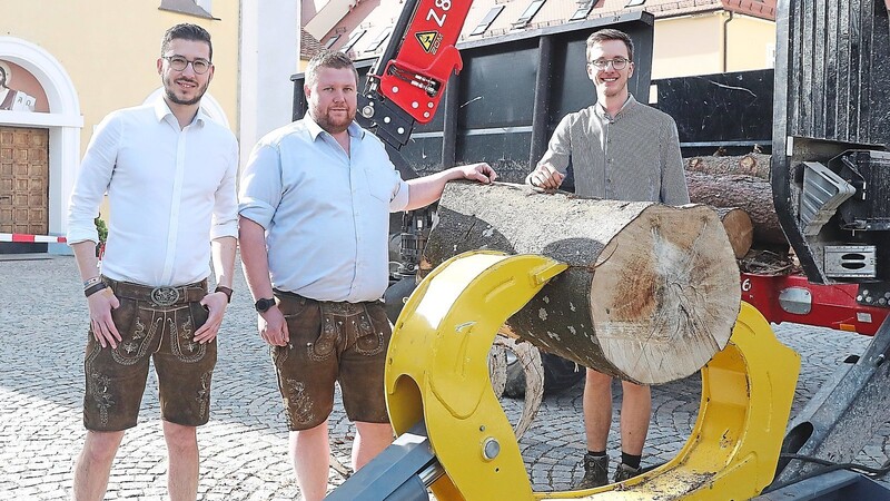 Holz spalten leicht gemacht: Markus Stanglmeier (von links), Florian Diermeier und Benedikt Gschlößl mit ihrer Spaltzange