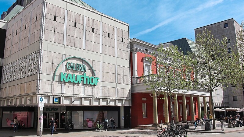 Noch ist Galeria Kaufhof am Neupfarrplatz geöffnet. Die Mitarbeitenden müssen sich aber einen neuen Arbeitsplatz suchen.