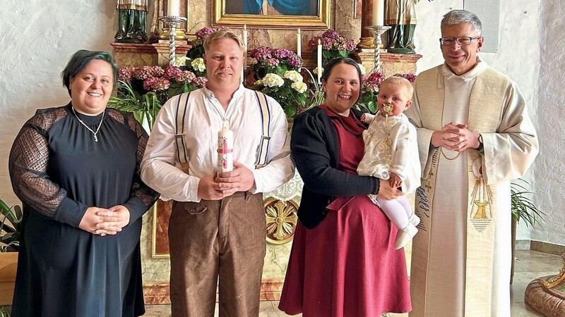 Die Taufgesellschaft mit Pfarrer Johann Wutz