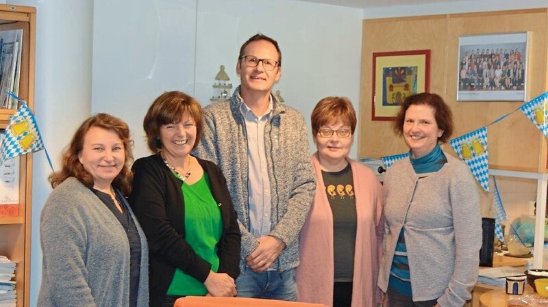 Beim Besuch: Rektorin Tarja Seppälä-Pänkäläinen (l.) und Erasmus-Koordinatorin Merja Jokinen (2.v.r.) Andrea Gallersdörfer (2.v.l.), Britta Kühbeck und Markus Stöcker.