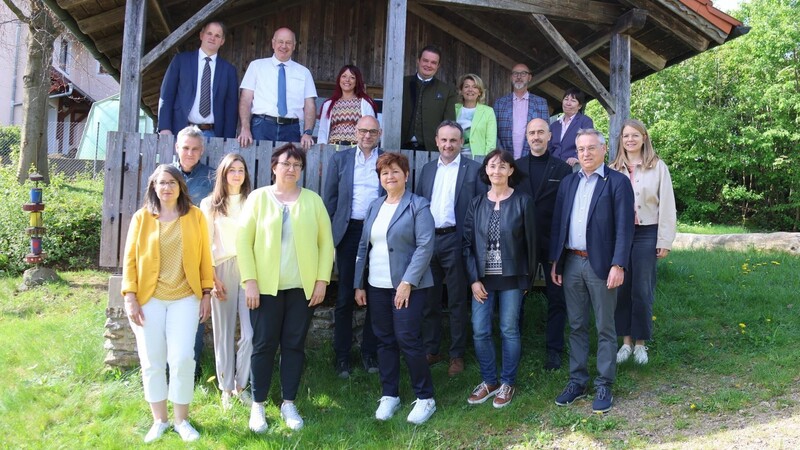Die zehn Bürgermeister der ILE-Gemeinden mit den Mitarbeitern des Zweckverbandes und dem dreiköpfigen Team des Münchner Unternehmens bauwärts.