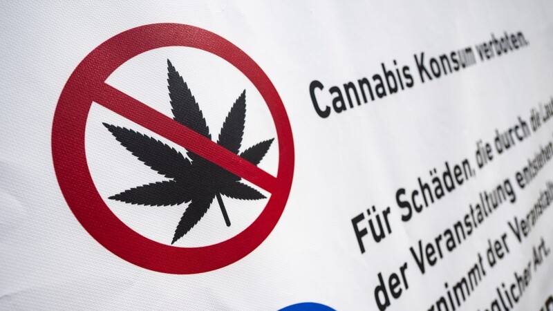 Viele Kommunen verbieten Cannabis-Konsum auf Festen. Auch Viechtach will eine entsprechende Satzung erlassen.