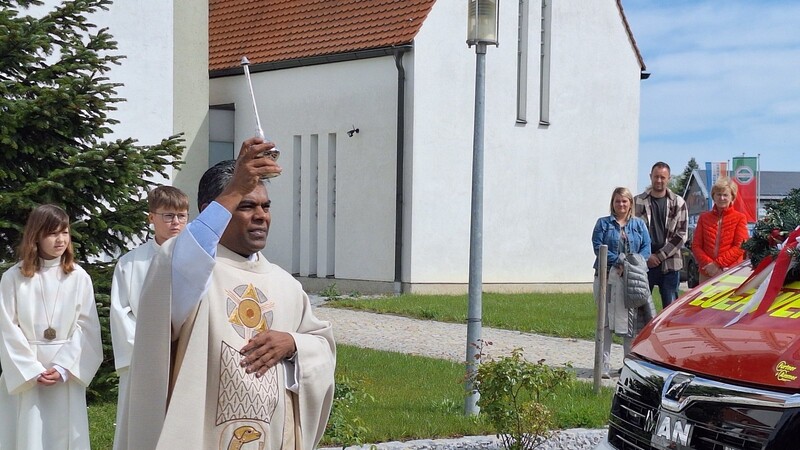 Neufahrns Pfarrer Pater Panipitchai Sylvester segnete die Feuerwehrautos.