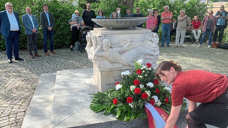 Tina Naumovic, Vorsitzende des "Stalag Moosburg e.V.", legte ein Gebinde am "Franzosenbrunnen" nieder.